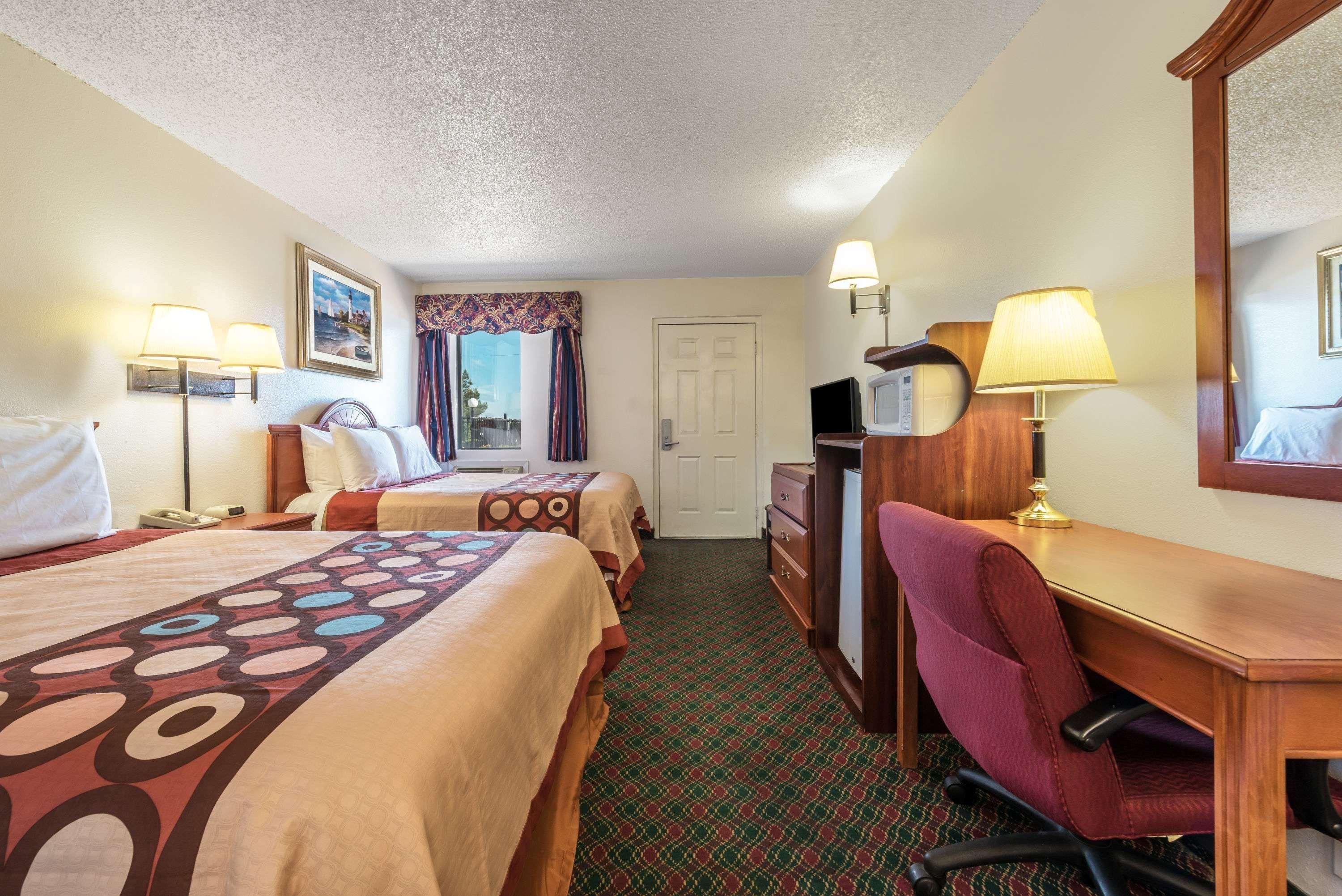 Super 8 By Wyndham Eastland Hotel Bagian luar foto
