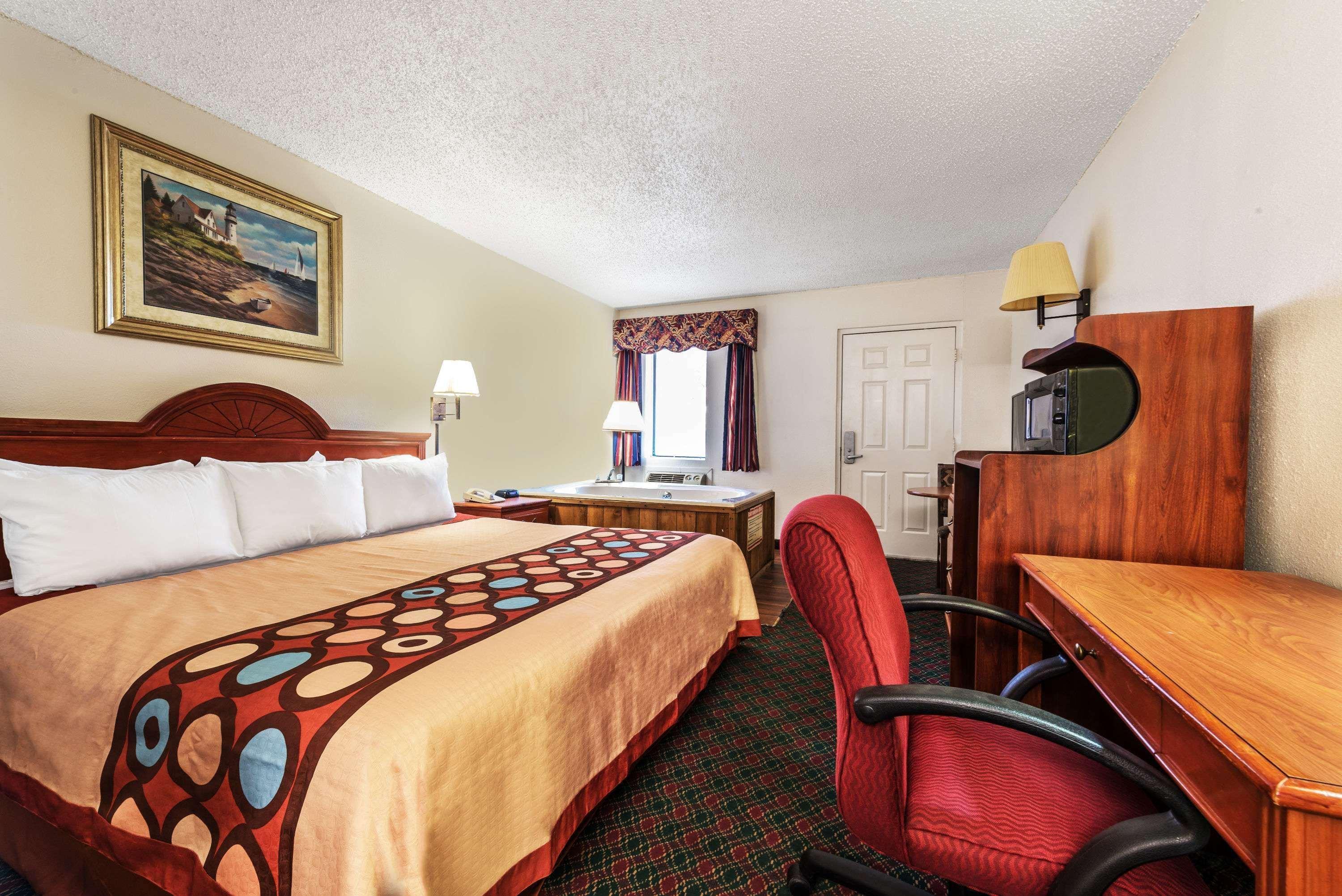 Super 8 By Wyndham Eastland Hotel Bagian luar foto
