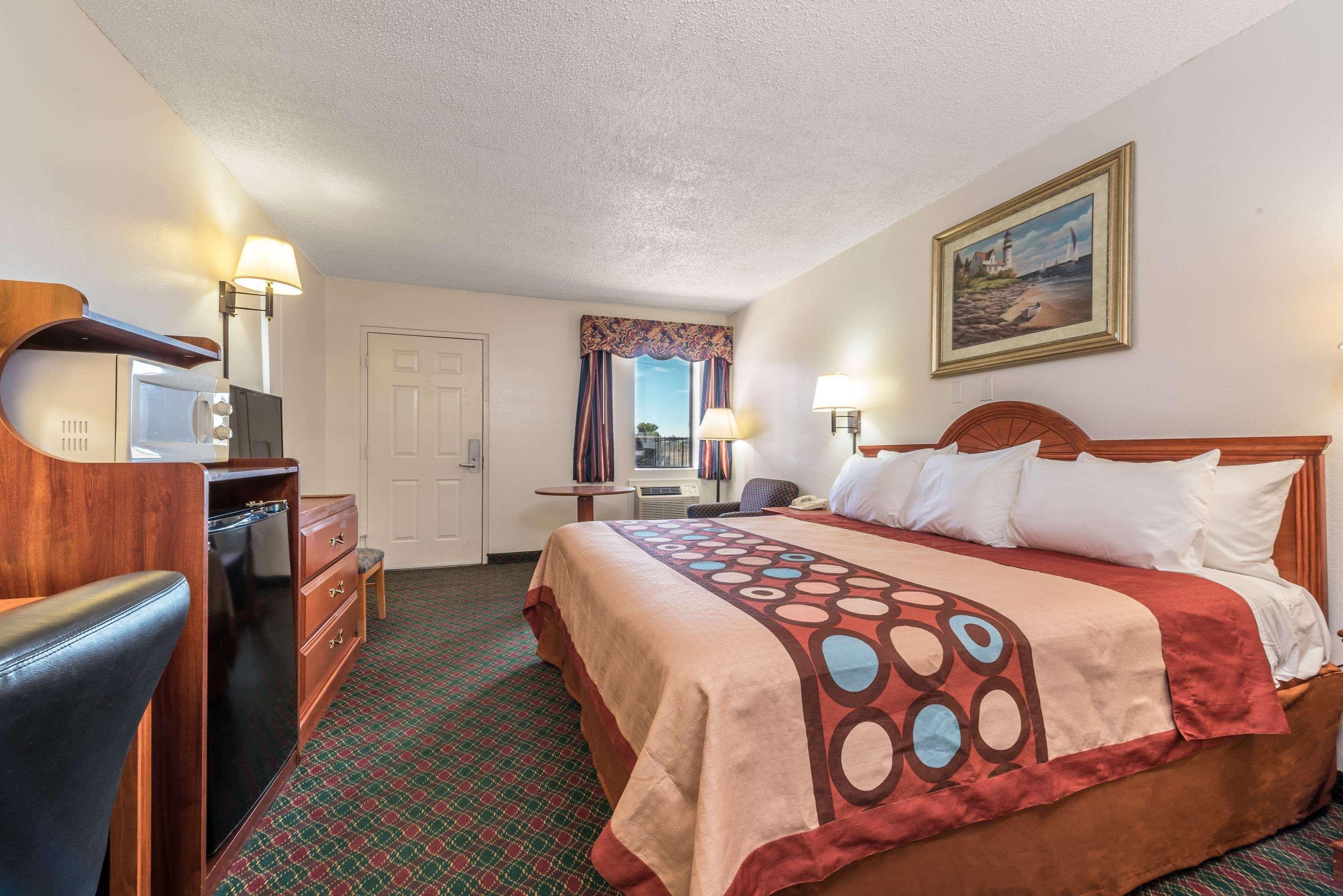 Super 8 By Wyndham Eastland Hotel Bagian luar foto