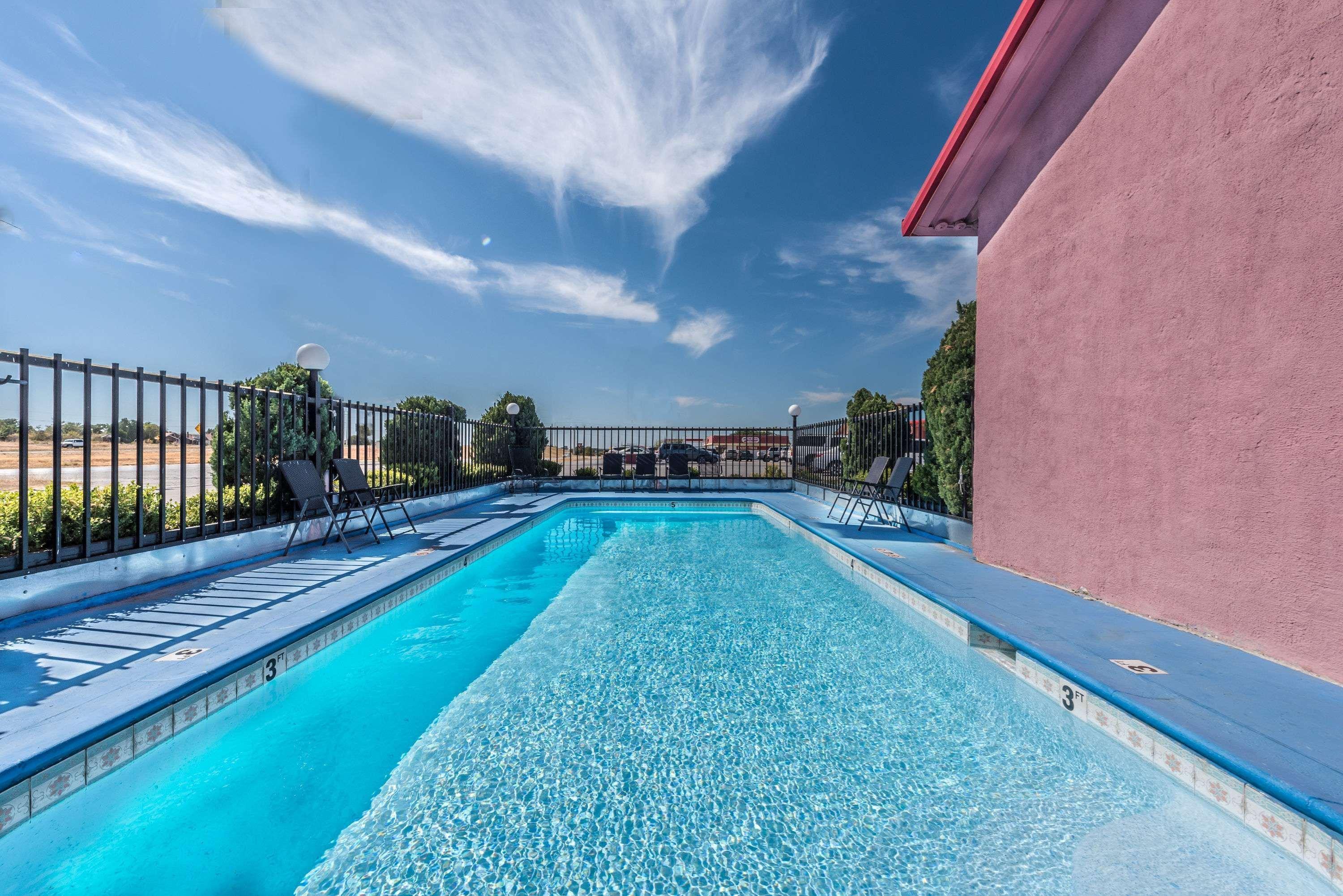 Super 8 By Wyndham Eastland Hotel Bagian luar foto