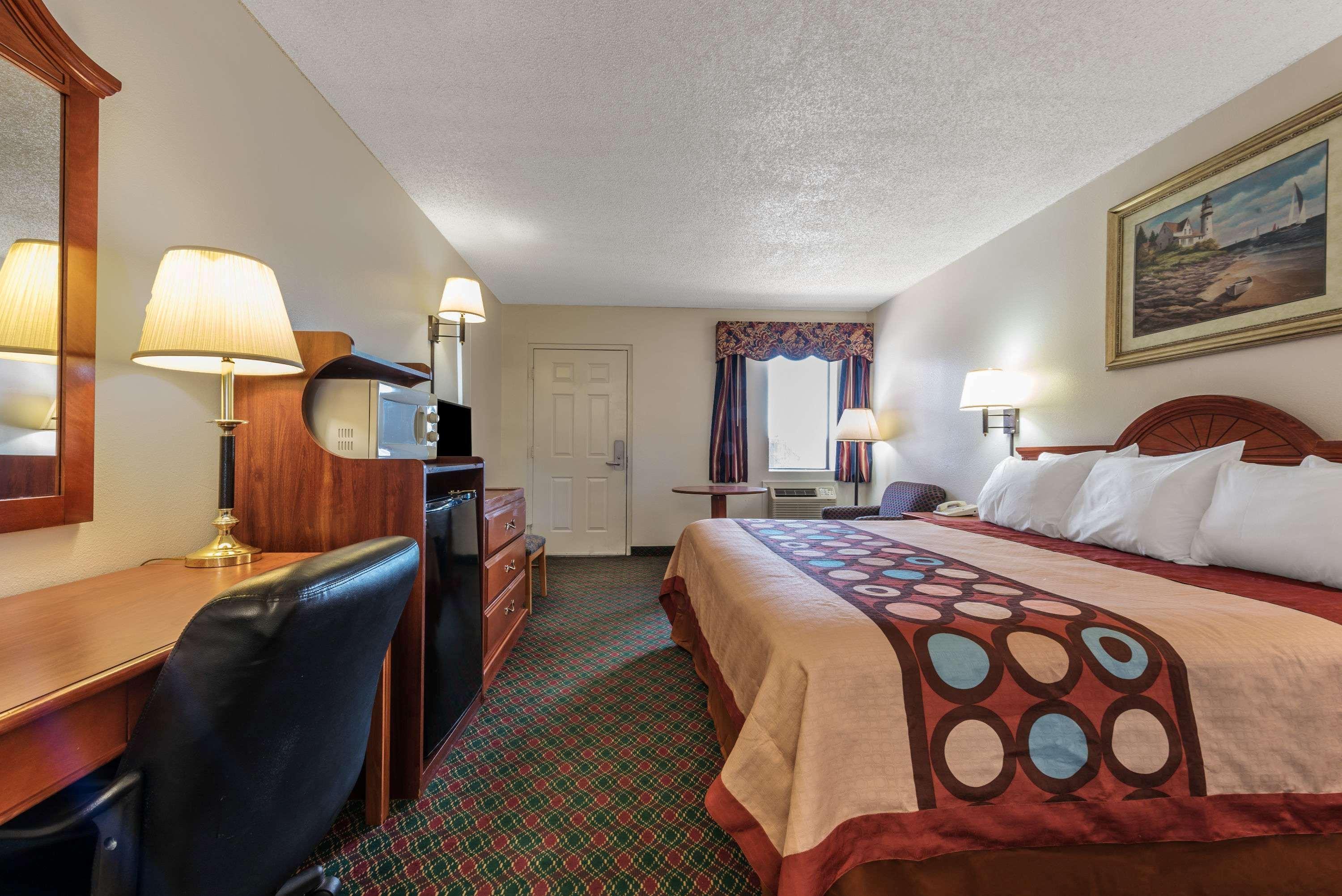 Super 8 By Wyndham Eastland Hotel Bagian luar foto